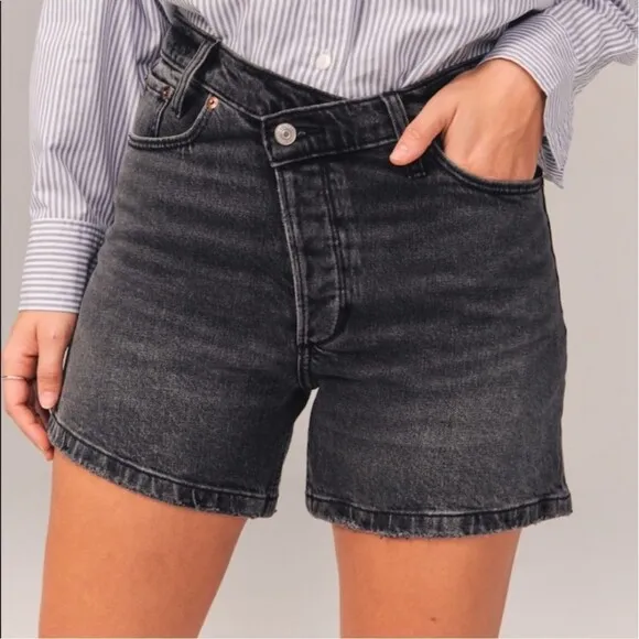 Abercrombie &amp; Fitch plus black The Dad 10.5&quot; high rise curve love shorts