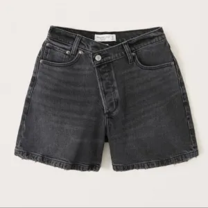 Abercrombie &amp; Fitch plus black The Dad 10.5&quot; high rise curve love shorts
