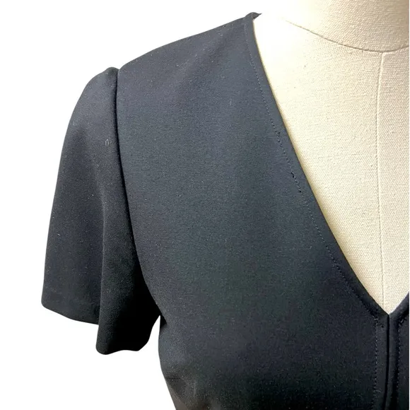 Elie Tahari little black dress size 4 but fits 6. newer side zip black elegant
