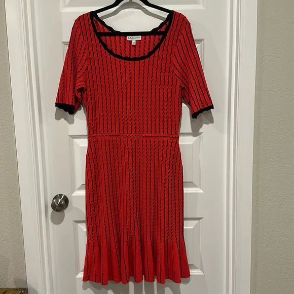 Neiman‎ Marcus Red and Black Striped Women's Dress - EUC