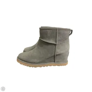 Shoes Designer By Ugg In Grey, Size: 7