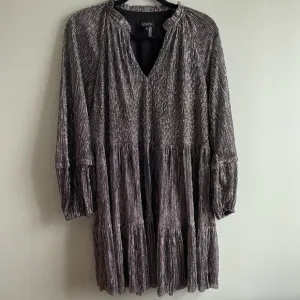 State Women's Black and Gray Silver metallic Tiered Long sleeve mini dress